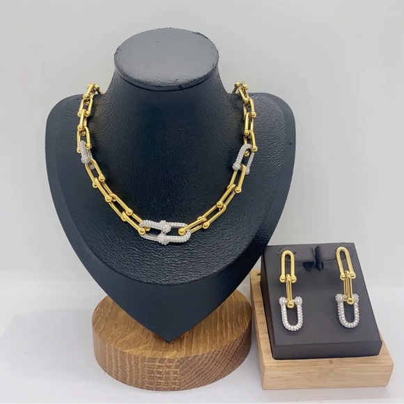 Luxury Inspired Gold Chain Set with Sparkling U Links - Picture 1 of 4
